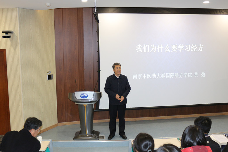 公司党委副书记、副经理燕珂主持报告会_副本.jpg 公司党委副书记、副经理燕珂主持报告会_副本.jpg