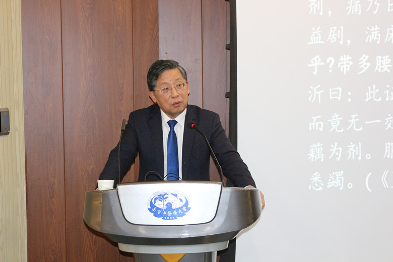 黄煌教授作主题报告_副本.jpg 黄煌教授作主题报告_副本.jpg